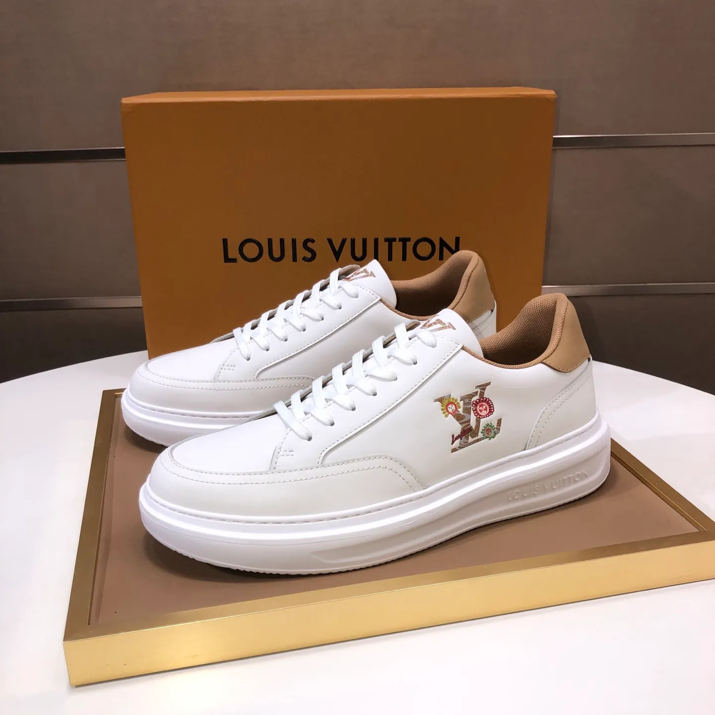 Factory batch 640💰original development, quality shipment, welcome to compare - LV sneaker series sports shoes introduce the loose silhouette of the ready-to-wear series into the spring and summer men's wear shows and make an eye-catching appearance. The cow leather upper is combined with rough fabric laces, and colorful beading highlights the brand's classic elements. LV letters mark the tongue and Monogram floral outsole. Mixed materials Made of top-grain cowhide, thick shoelace design, large Monogram print on the side, mesh lining and cotton feet, the comfort is as extreme as ever, premium heritage, quality first, worth owning! Size: Men’s 38-45 (45 is custom-made and cannot be returned or exchanged)